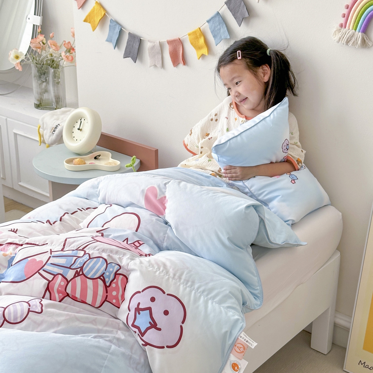 91家纺网 家纺一手货源 找家纺 暖羽屋羽绒馆 2025新款国标过检 绒子含量 95白鹅绒被芯儿童学生婴幼儿园小羽绒被子1.2米 带模特  奶糖兔兔