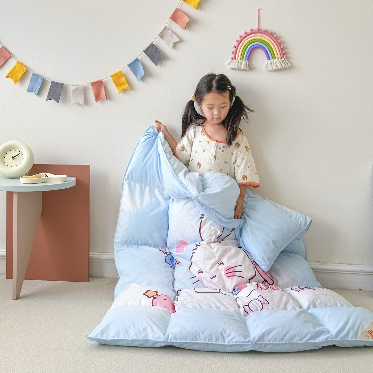 91家纺网 家纺一手货源 找家纺 暖羽屋羽绒馆 2025新款国标过检 绒子含量 95白鹅绒被芯儿童学生婴幼儿园小羽绒被子1.2米 带模特  奶糖兔兔