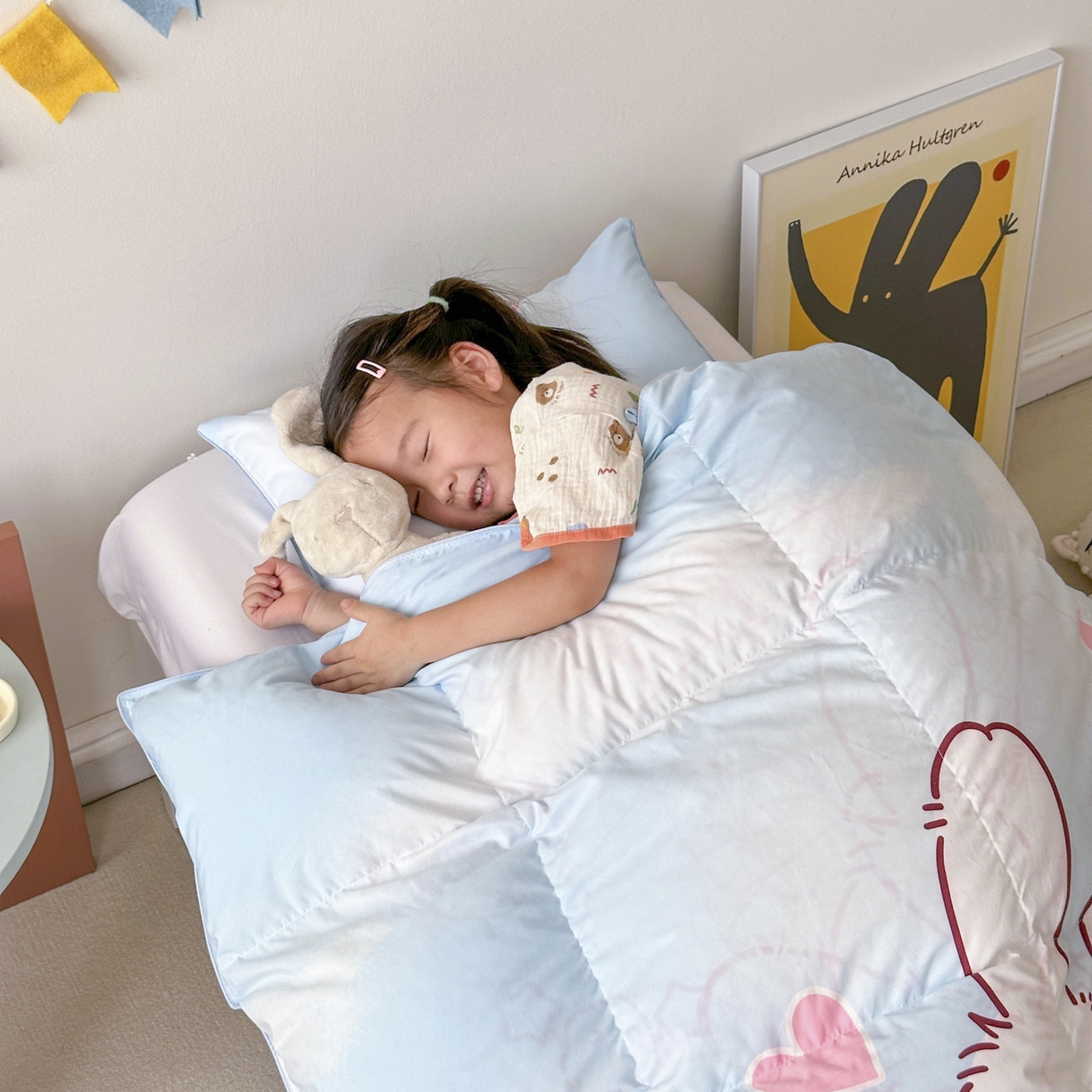 91家纺网 家纺一手货源 找家纺 暖羽屋羽绒馆 2025新款国标过检 绒子含量 95白鹅绒被芯儿童学生婴幼儿园小羽绒被子1.2米 带模特  奶糖兔兔