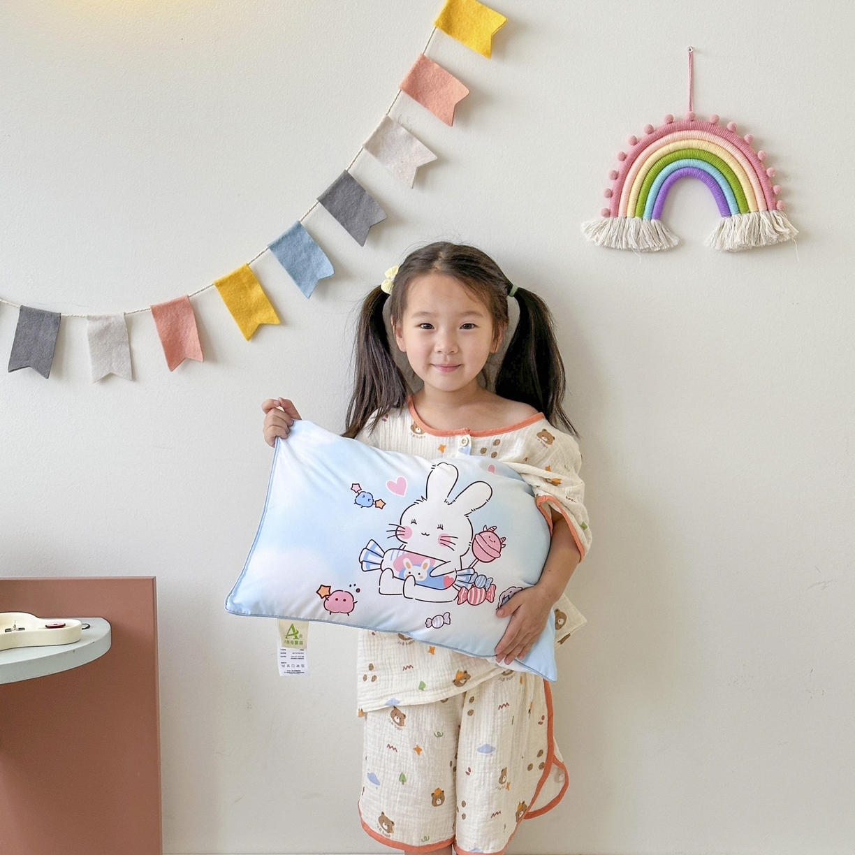 91家纺网 家纺一手货源 找家纺 暖羽屋羽绒馆 2025新款国标过检 绒子含量 95白鹅绒被芯儿童学生婴幼儿园小羽绒被子1.2米 带模特  奶糖兔兔