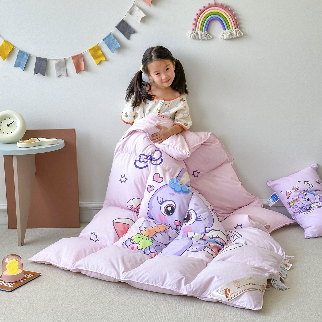 91家纺网 家纺一手货源 找家纺 暖羽屋羽绒馆 2025新款国标过检 绒子含量 95白鹅绒被芯儿童学生婴幼儿园小羽绒被子1.2米 带模特  紫色兔兔