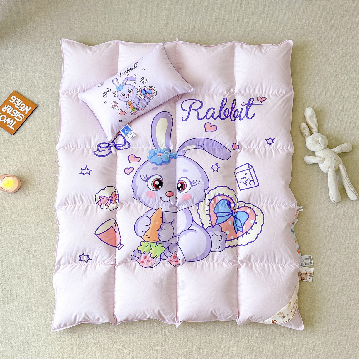 91家纺网 家纺一手货源 找家纺 暖羽屋羽绒馆 2025新款国标过检 绒子含量 95白鹅绒被芯儿童学生婴幼儿园小羽绒被子1.2米 带模特  紫色兔兔