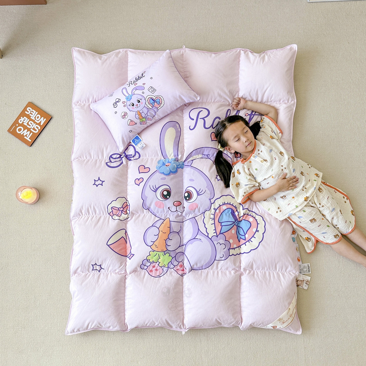 91家纺网 家纺一手货源 找家纺 暖羽屋羽绒馆 2025新款国标过检 绒子含量 95白鹅绒被芯儿童学生婴幼儿园小羽绒被子1.2米 带模特  紫色兔兔