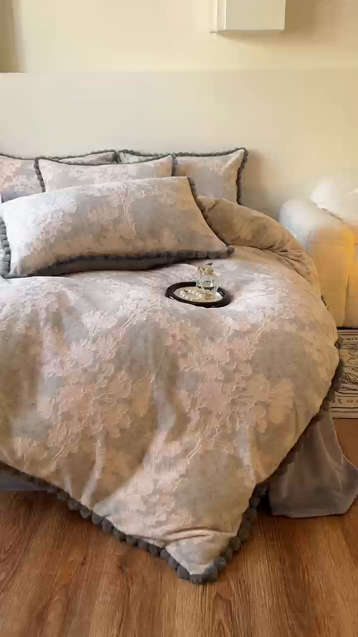 91家纺网 家纺一手货源 找家纺 春光里 2025新款立体雕花绒球球四件套 画意枝头