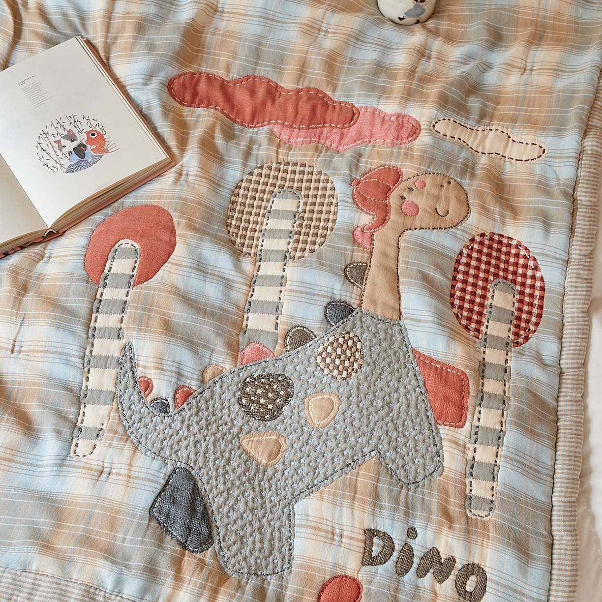 91家纺网 家纺一手货源 找家纺 沐瑟家纺 2025新款全棉纱布泡芙被被子被芯-第二批 小恐龙