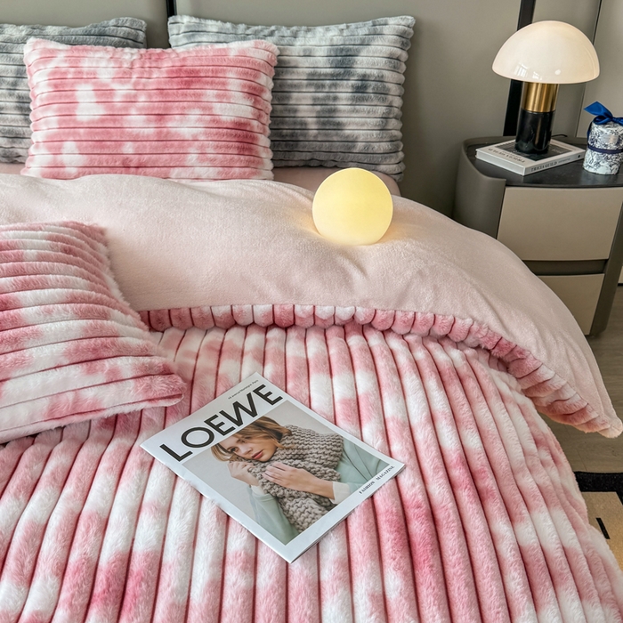 91家纺网 家纺一手货源 找家纺 酱子 2025新款A类抽条渐变泡泡兔毛绒兔兔绒牛奶绒四件套 渐变彩泡泡-粉