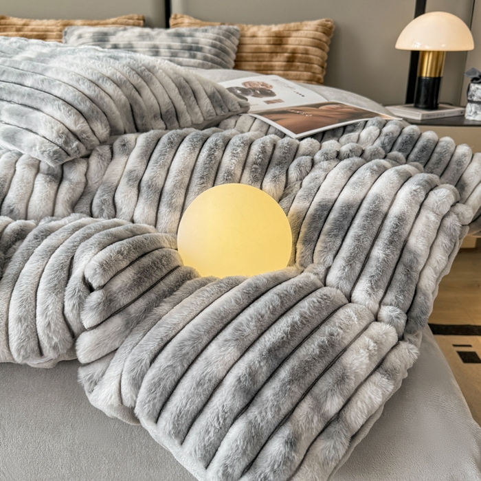 91家纺网 家纺一手货源 找家纺 酱子 2025新款A类抽条渐变泡泡兔毛绒兔兔绒牛奶绒四件套 渐变彩泡泡-灰