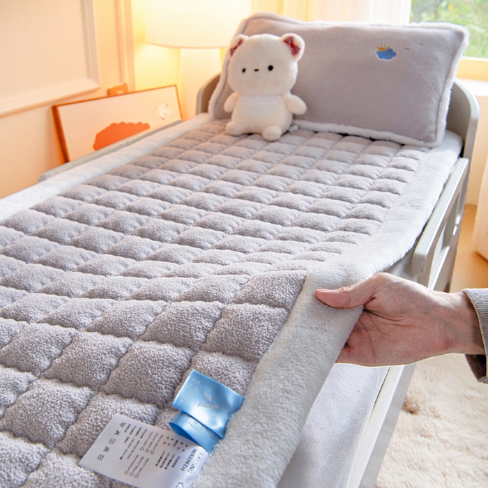 91家纺网 家纺一手货源 找家纺 御棉坊 2025新款A类艾尼绒手包边暖绒床垫 艾尼绒灰