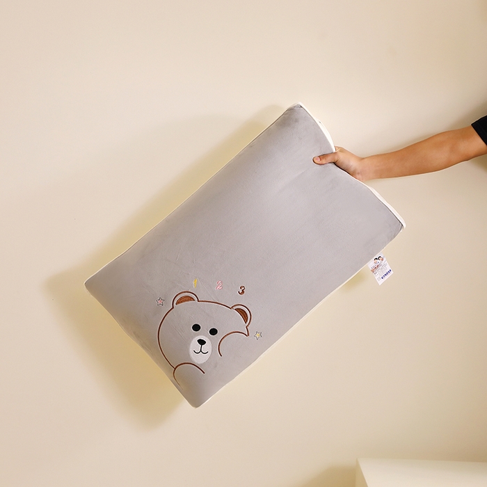 91家纺网 家纺一手货源 找家纺 （总）仁宇枕业 2025新款新品宝宝绒可爱卡通枕枕头枕芯-顽皮熊