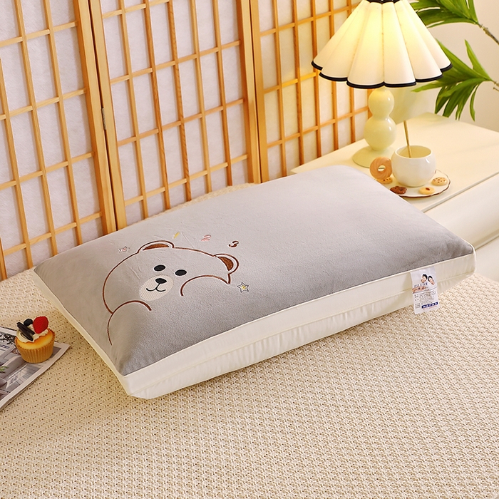 91家纺网 家纺一手货源 找家纺 （总）仁宇枕业 2025新款新品宝宝绒可爱卡通枕枕头枕芯-顽皮熊