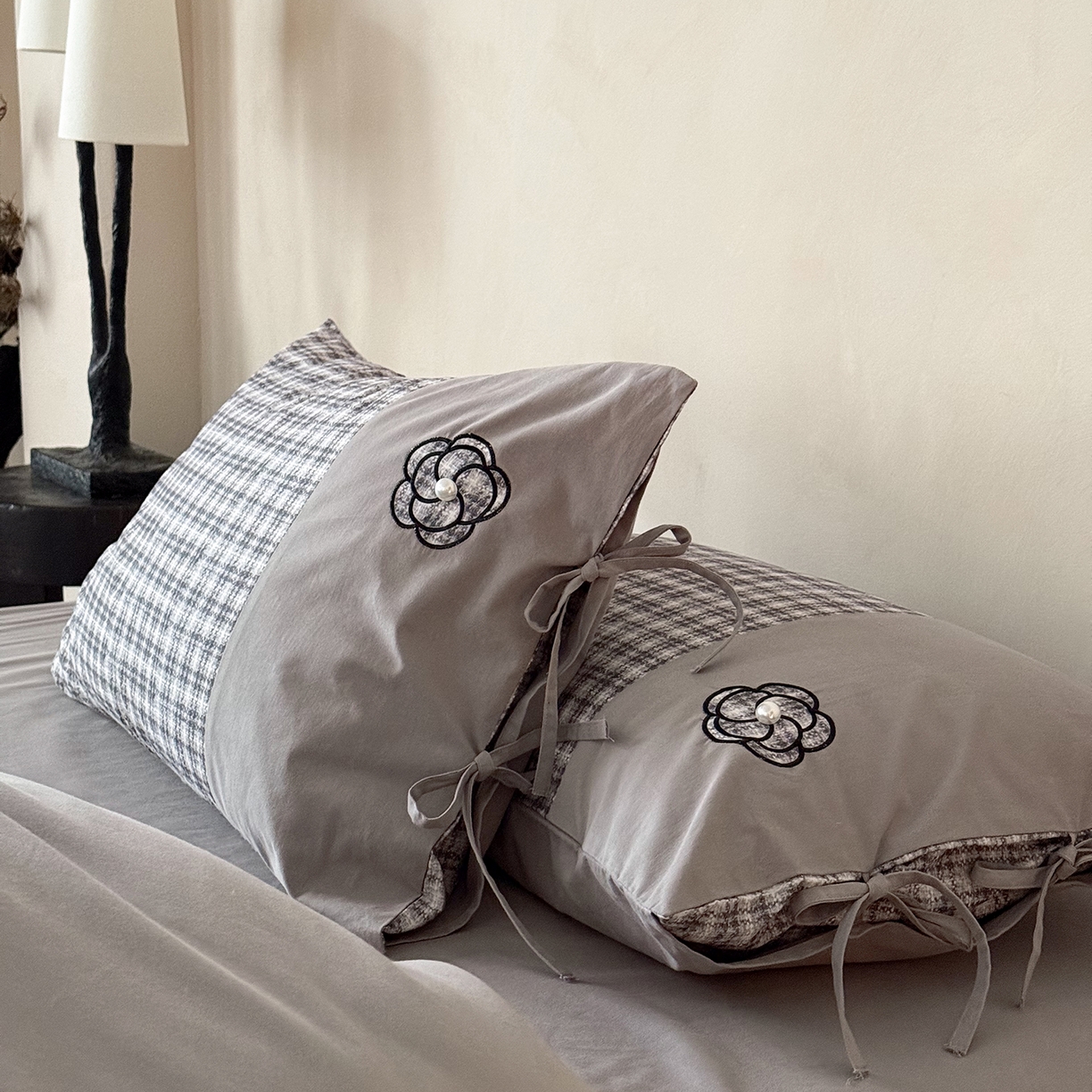 91家纺网 家纺一手货源 找家纺 （总）优然居家纺 2025新款全棉磨毛法式小香风格纹贴布绣法式老钱风四件套-山茶花