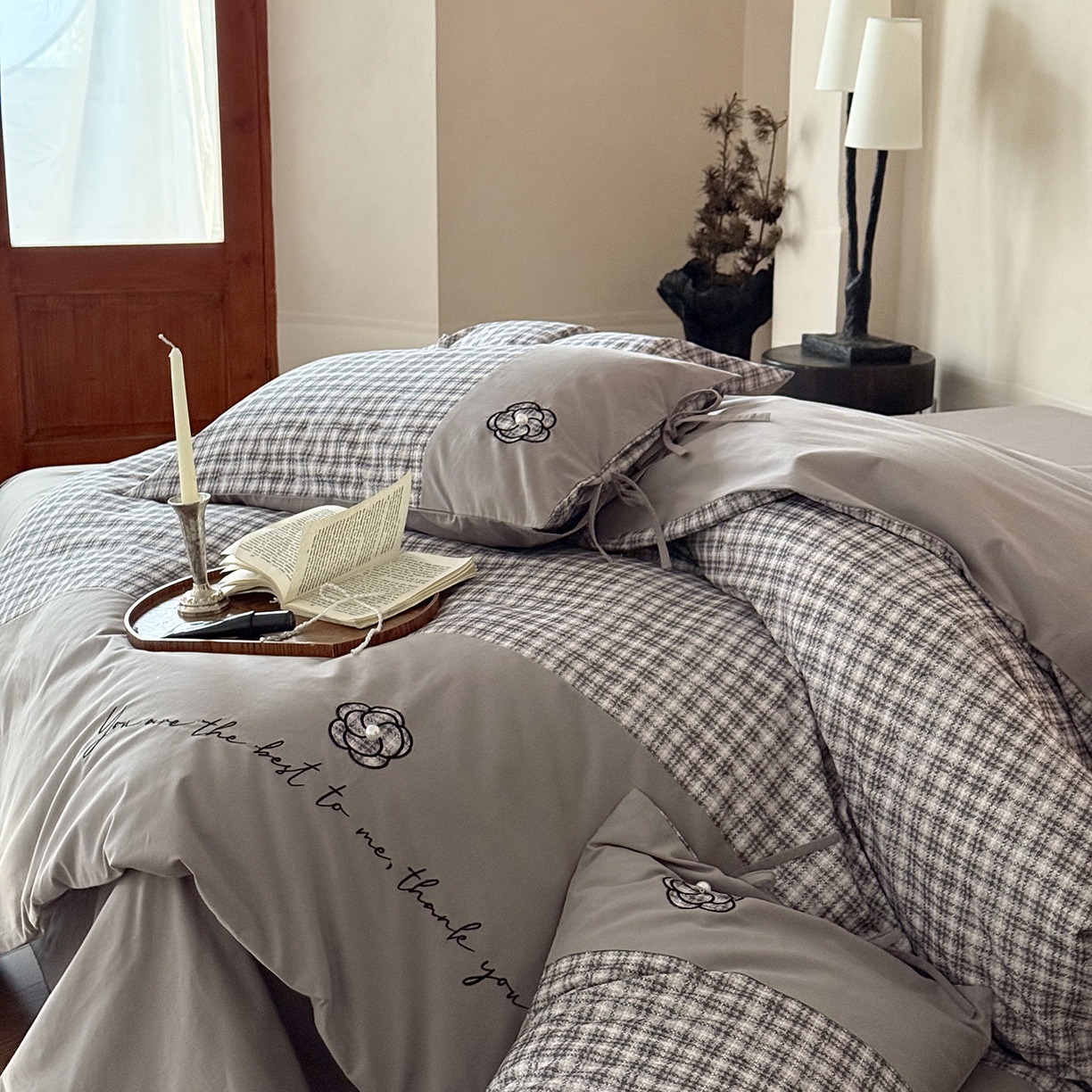 91家纺网 家纺一手货源 找家纺 （总）优然居家纺 2025新款全棉磨毛法式小香风格纹贴布绣法式老钱风四件套-山茶花