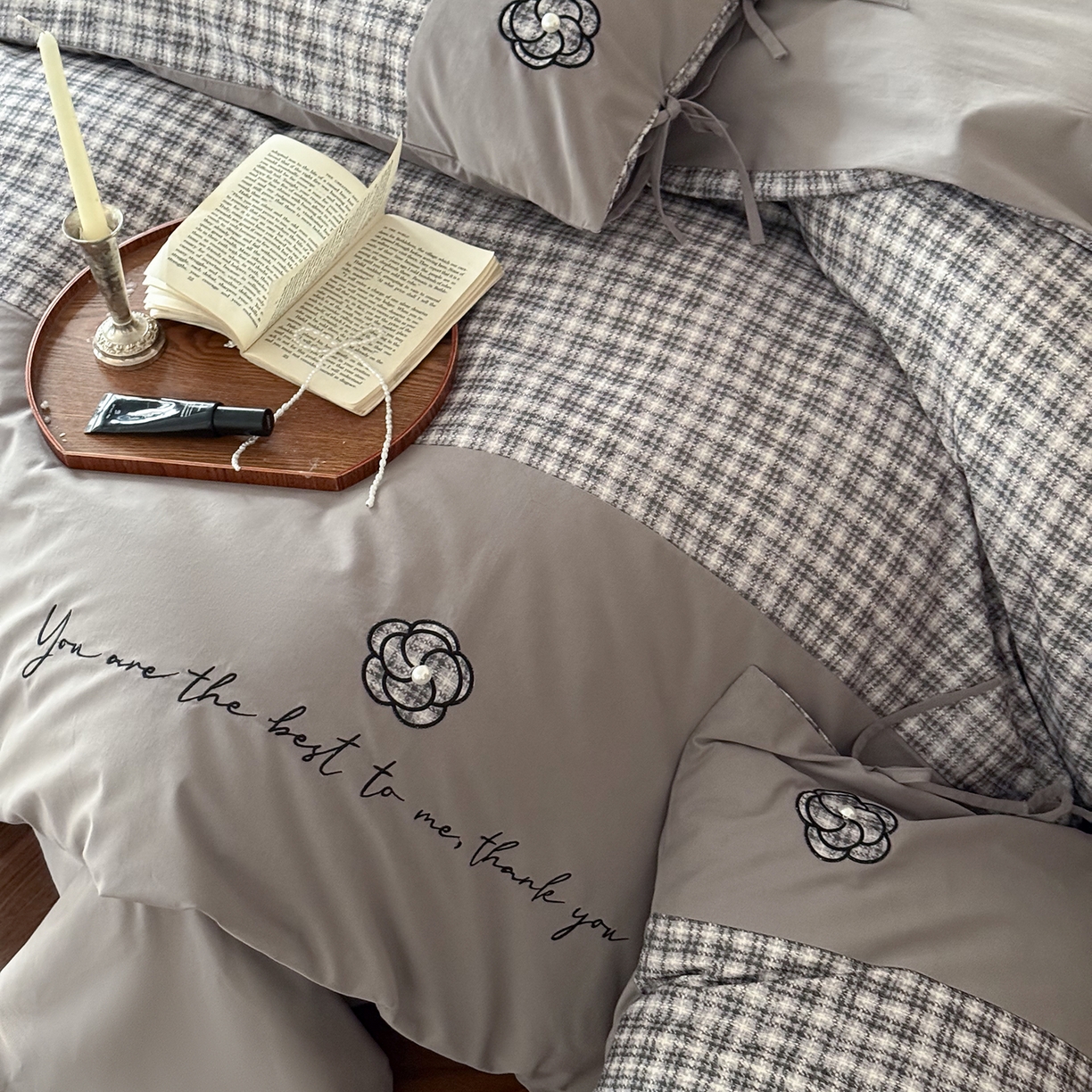 91家纺网 家纺一手货源 找家纺 （总）优然居家纺 2025新款全棉磨毛法式小香风格纹贴布绣法式老钱风四件套-山茶花