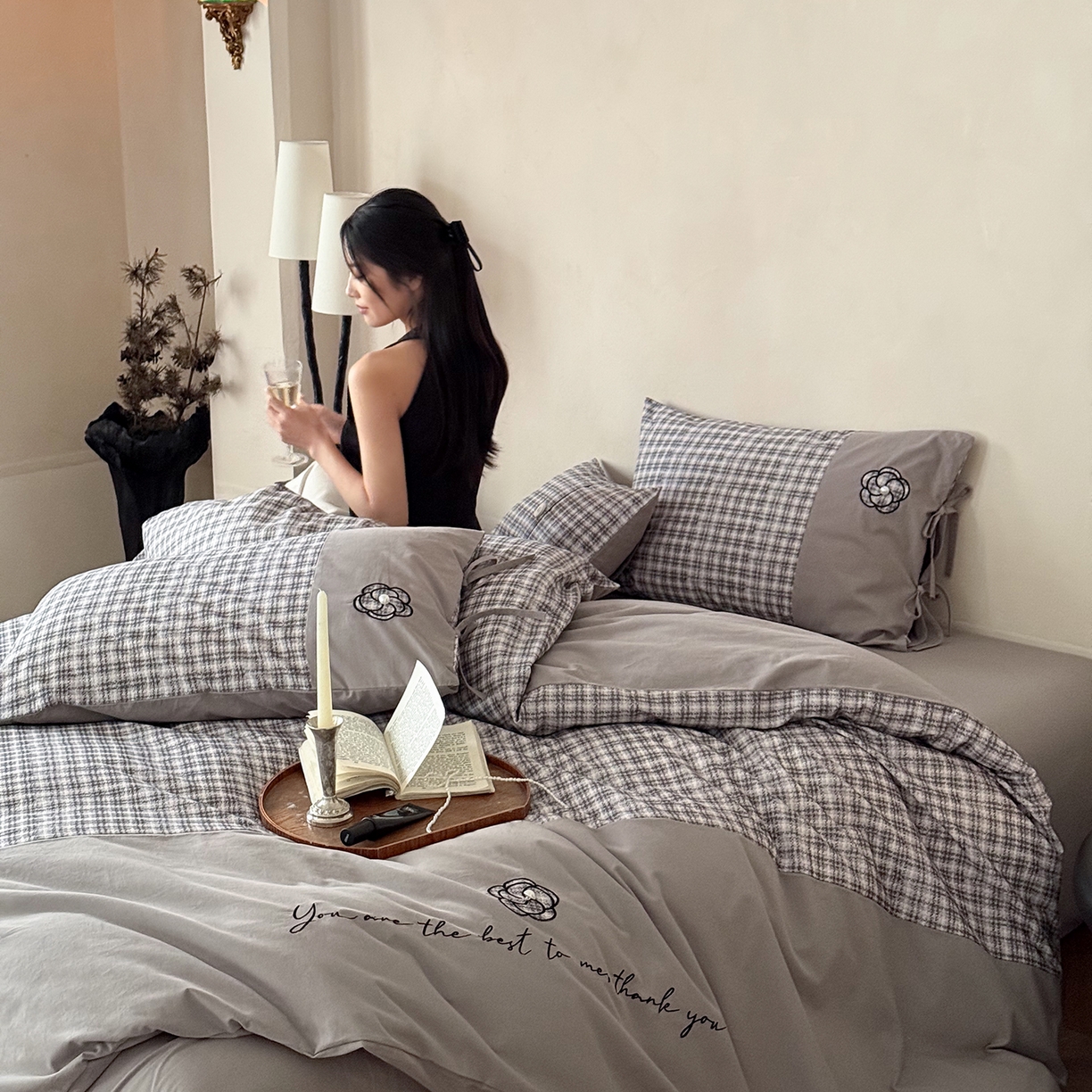 91家纺网 家纺一手货源 找家纺 优然居家纺 2025新款全棉磨毛法式小香风格纹贴布绣法式老钱风四件套-山茶花 山茶花-灰