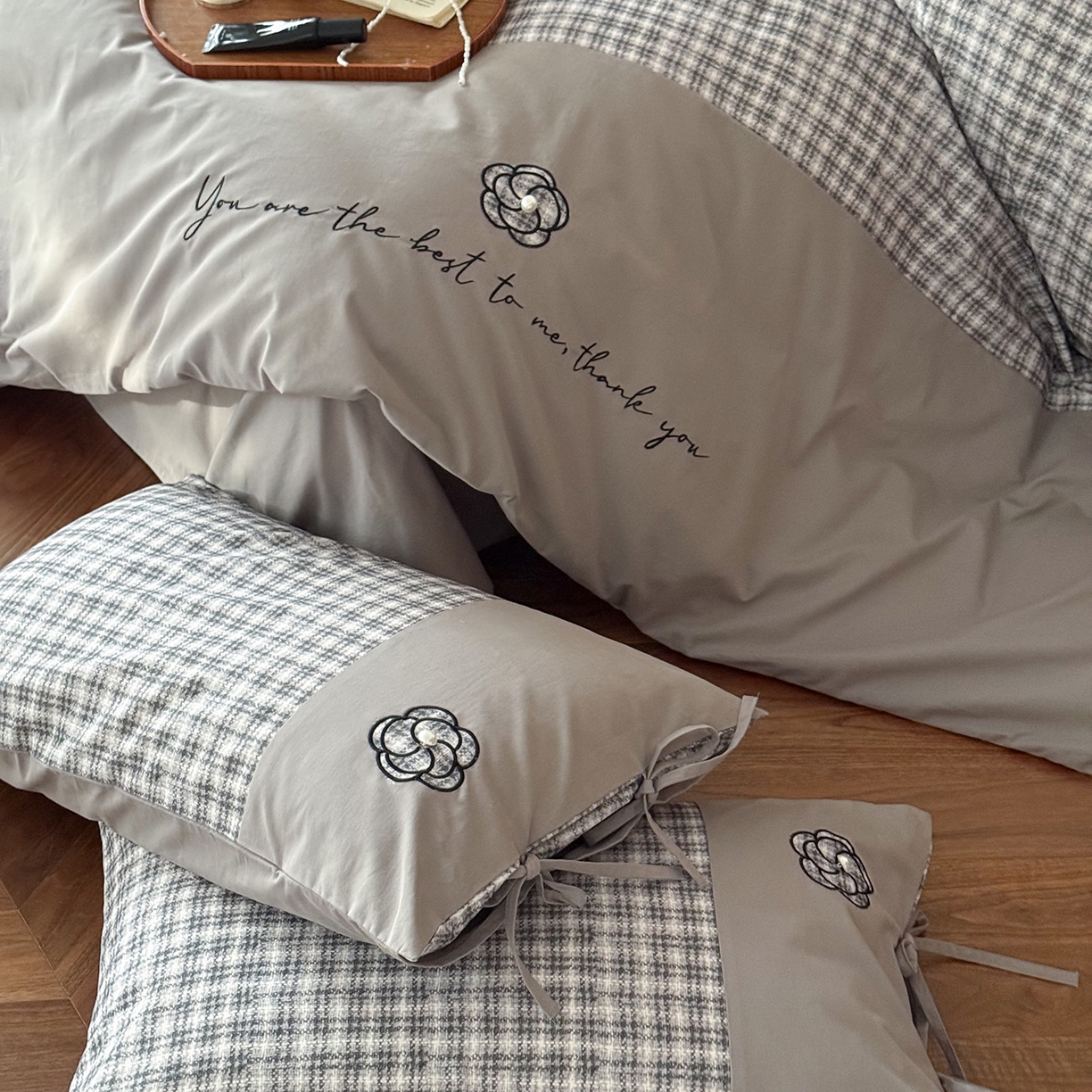 91家纺网 家纺一手货源 找家纺 优然居家纺 2025新款全棉磨毛法式小香风格纹贴布绣法式老钱风四件套-山茶花 山茶花-灰