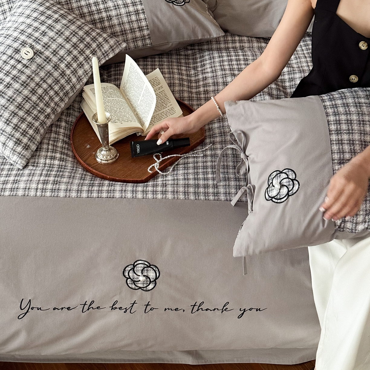 91家纺网 家纺一手货源 找家纺 （总）优然居家纺 2025新款全棉磨毛法式小香风格纹贴布绣法式老钱风四件套-山茶花