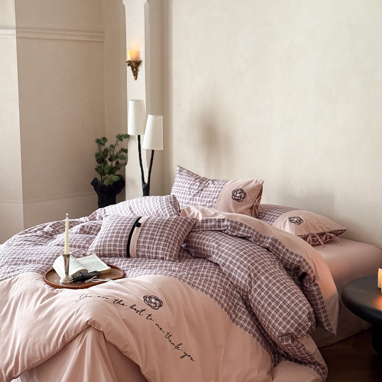 91家纺网 家纺一手货源 找家纺 优然居家纺 2025新款全棉磨毛法式小香风格纹贴布绣法式老钱风四件套-山茶花 山茶花-粉