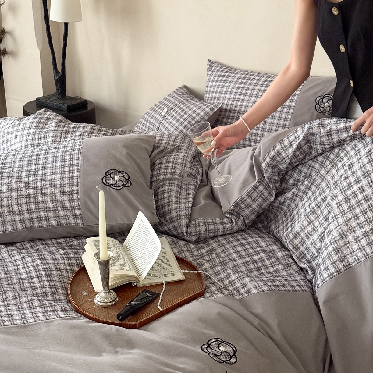 91家纺网 家纺一手货源 找家纺 优然居家纺 2025新款全棉磨毛法式小香风格纹贴布绣法式老钱风四件套-山茶花 山茶花-灰