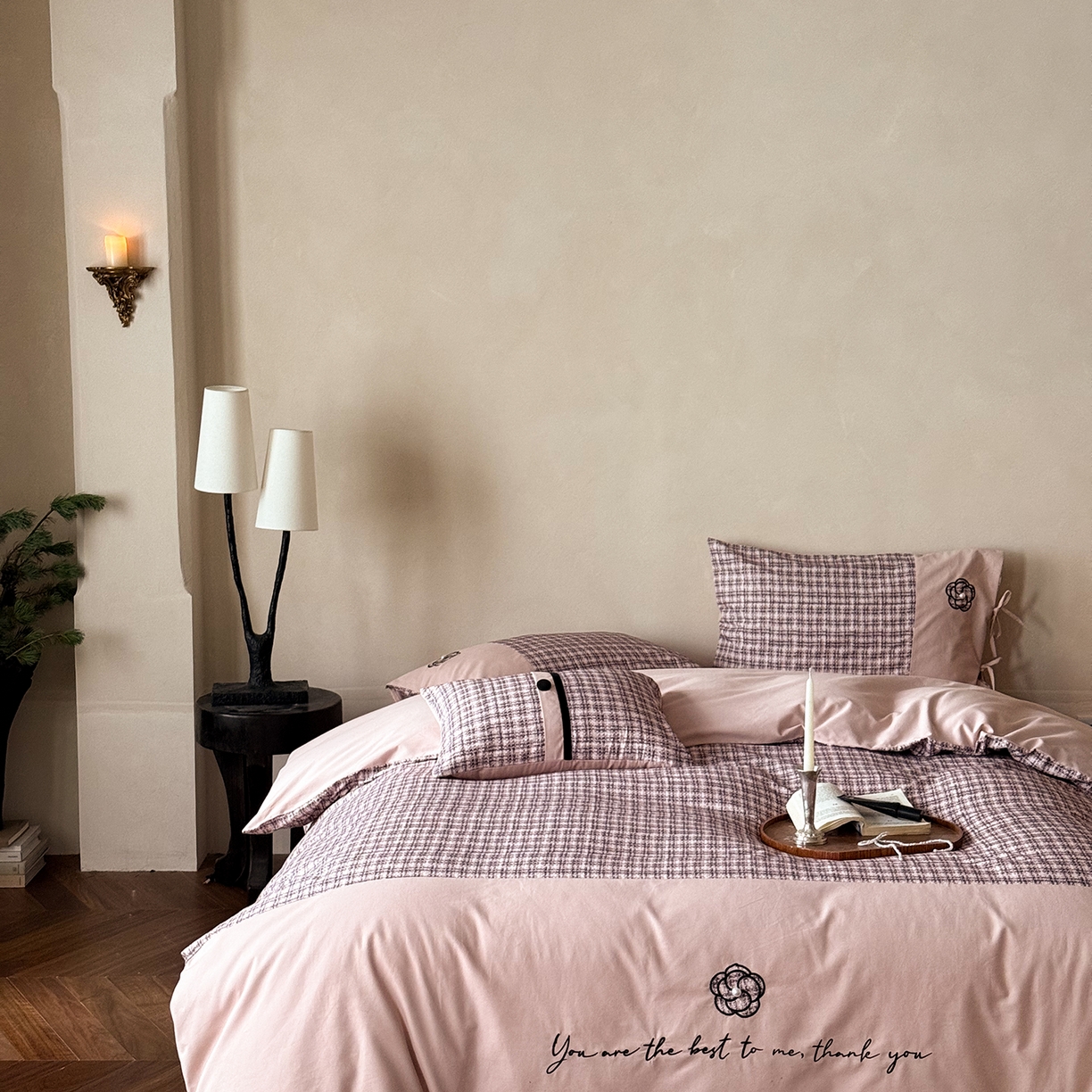 91家纺网 家纺一手货源 找家纺 优然居家纺 2025新款全棉磨毛法式小香风格纹贴布绣法式老钱风四件套-山茶花 山茶花-粉