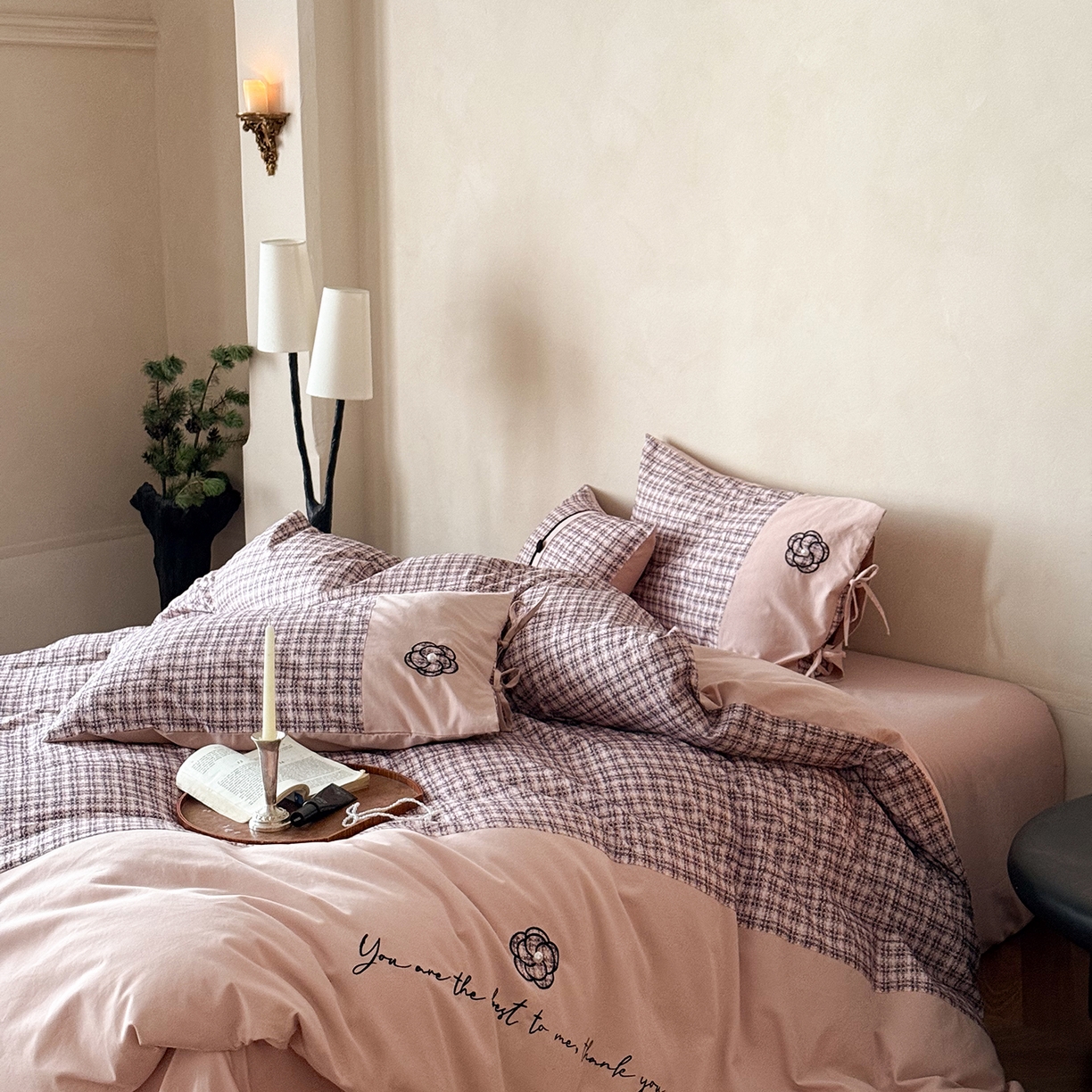 91家纺网 家纺一手货源 找家纺 优然居家纺 2025新款全棉磨毛法式小香风格纹贴布绣法式老钱风四件套-山茶花 山茶花-粉