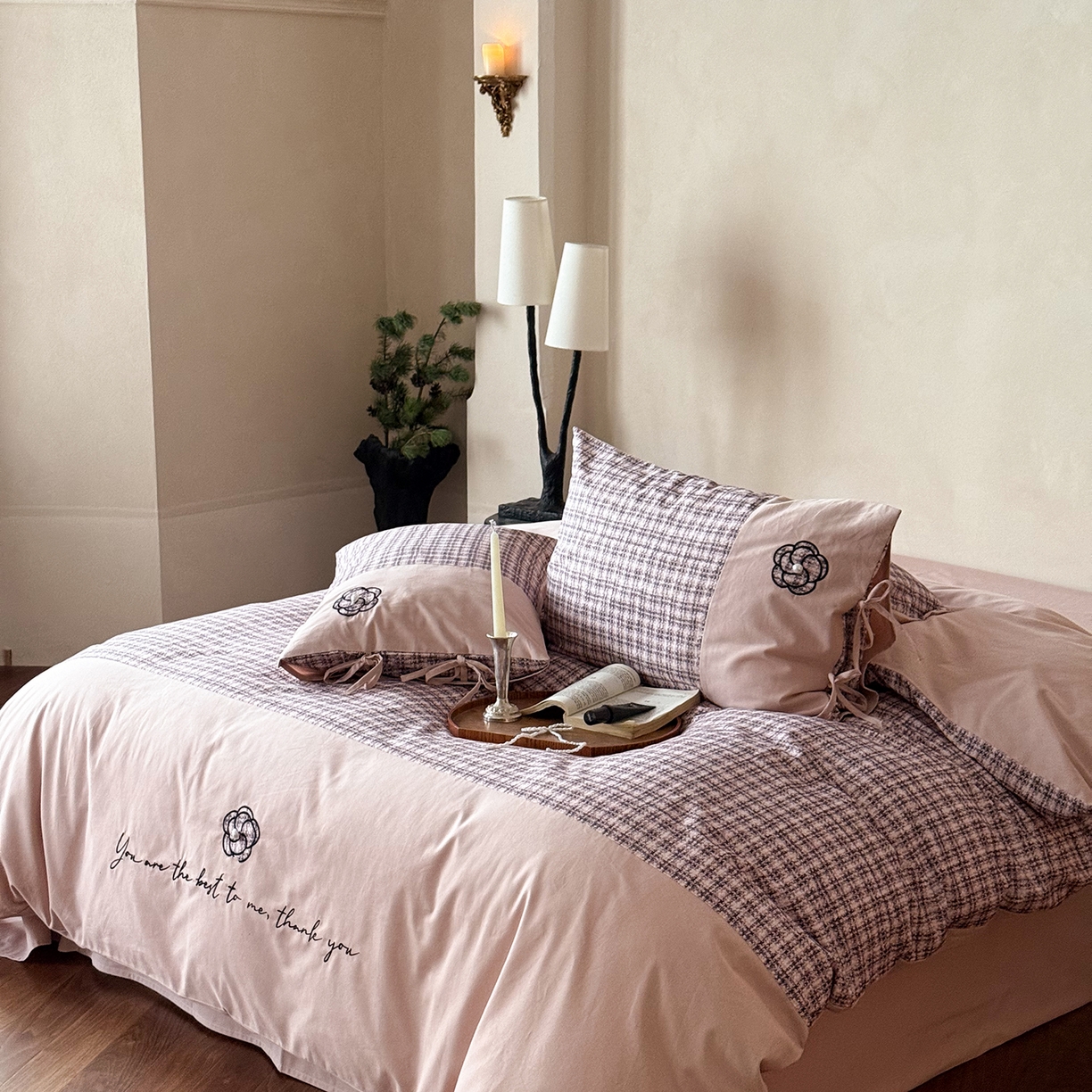 91家纺网 家纺一手货源 找家纺 优然居家纺 2025新款全棉磨毛法式小香风格纹贴布绣法式老钱风四件套-山茶花 山茶花-粉