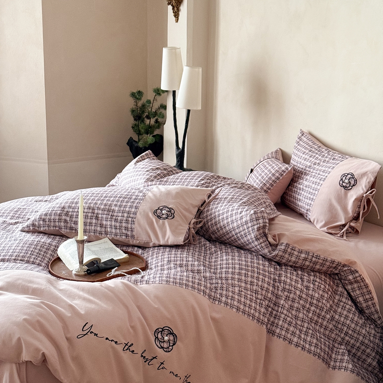 91家纺网 家纺一手货源 找家纺 优然居家纺 2025新款全棉磨毛法式小香风格纹贴布绣法式老钱风四件套-山茶花 山茶花-粉