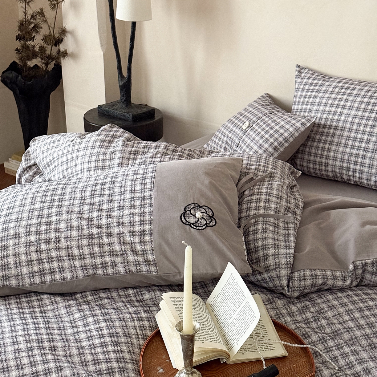 91家纺网 家纺一手货源 找家纺 优然居家纺 2025新款全棉磨毛法式小香风格纹贴布绣法式老钱风四件套-山茶花 山茶花-灰