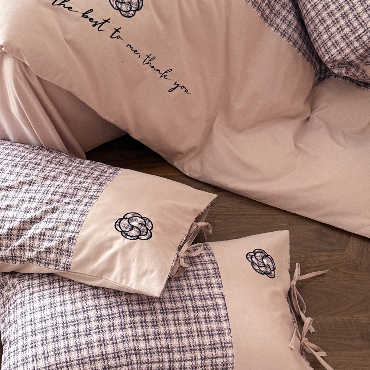 91家纺网 家纺一手货源 找家纺 优然居家纺 2025新款全棉磨毛法式小香风格纹贴布绣法式老钱风四件套-山茶花 山茶花-粉