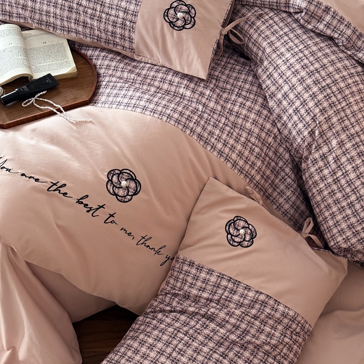 91家纺网 家纺一手货源 找家纺 优然居家纺 2025新款全棉磨毛法式小香风格纹贴布绣法式老钱风四件套-山茶花 山茶花-粉