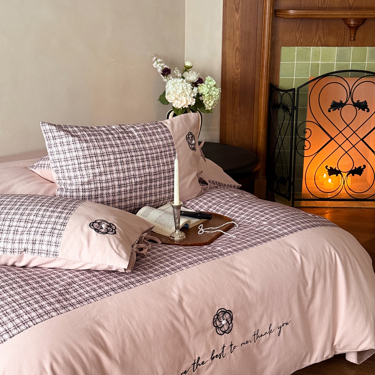 91家纺网 家纺一手货源 找家纺 优然居家纺 2025新款全棉磨毛法式小香风格纹贴布绣法式老钱风四件套-山茶花 山茶花-粉