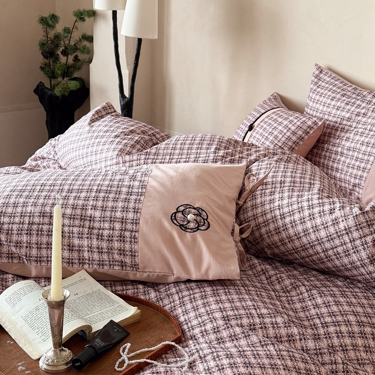 91家纺网 家纺一手货源 找家纺 优然居家纺 2025新款全棉磨毛法式小香风格纹贴布绣法式老钱风四件套-山茶花 山茶花-粉