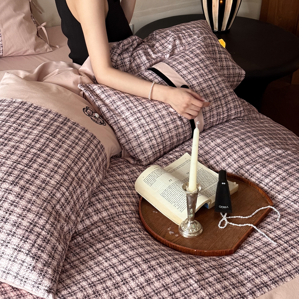 91家纺网 家纺一手货源 找家纺 优然居家纺 2025新款全棉磨毛法式小香风格纹贴布绣法式老钱风四件套-山茶花 山茶花-粉