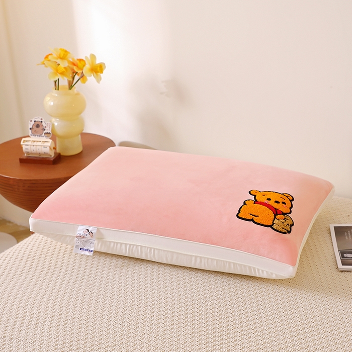 91家纺网 家纺一手货源 找家纺 （总）仁宇枕业 2025新款新品毛巾绣可爱卡通枕枕头枕芯-小熊嘟嘟