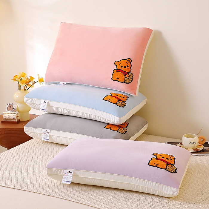 91家纺网 家纺一手货源 找家纺 （总）仁宇枕业 2025新款新品毛巾绣可爱卡通枕枕头枕芯-小熊嘟嘟