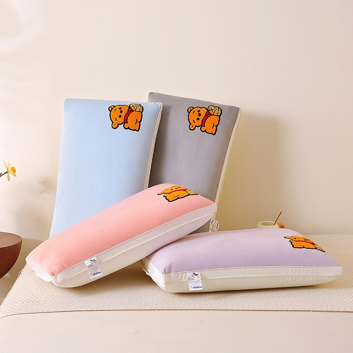 91家纺网 家纺一手货源 找家纺 （总）仁宇枕业 2025新款新品毛巾绣可爱卡通枕枕头枕芯-小熊嘟嘟