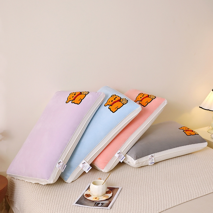 91家纺网 家纺一手货源 找家纺 （总）仁宇枕业 2025新款新品毛巾绣可爱卡通枕枕头枕芯-小熊嘟嘟