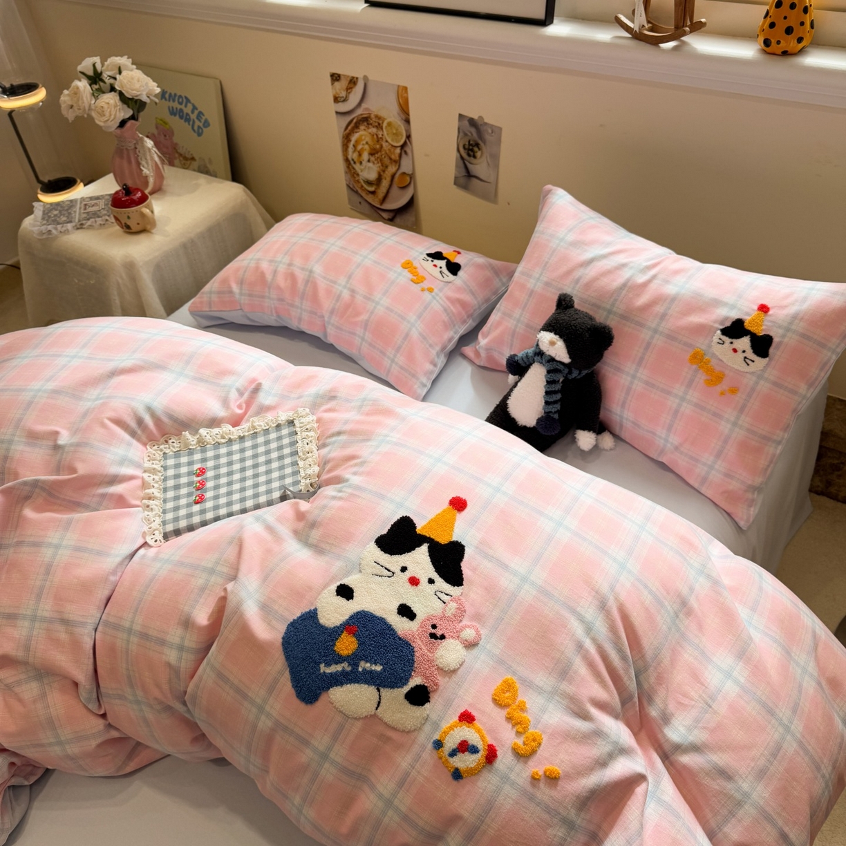 91家纺网 家纺一手货源 找家纺 觅糖家纺 2025新款全棉磨毛原创毛巾绣系列四件套 粉格子小猫