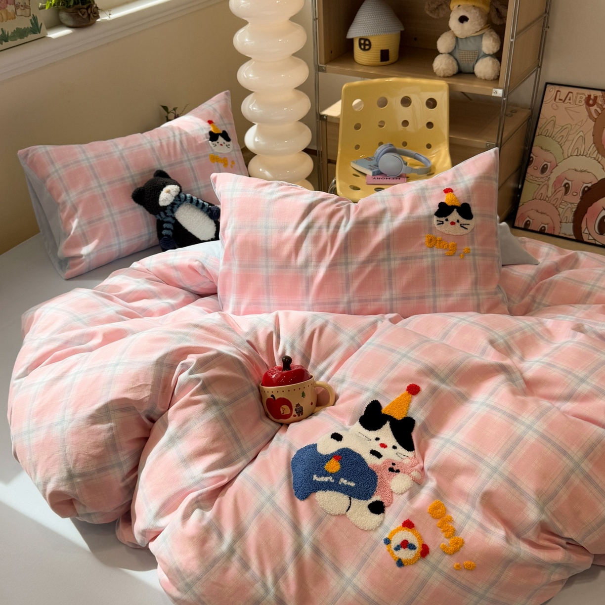 91家纺网 家纺一手货源 找家纺 觅糖家纺 2025新款全棉磨毛原创毛巾绣系列四件套 粉格子小猫