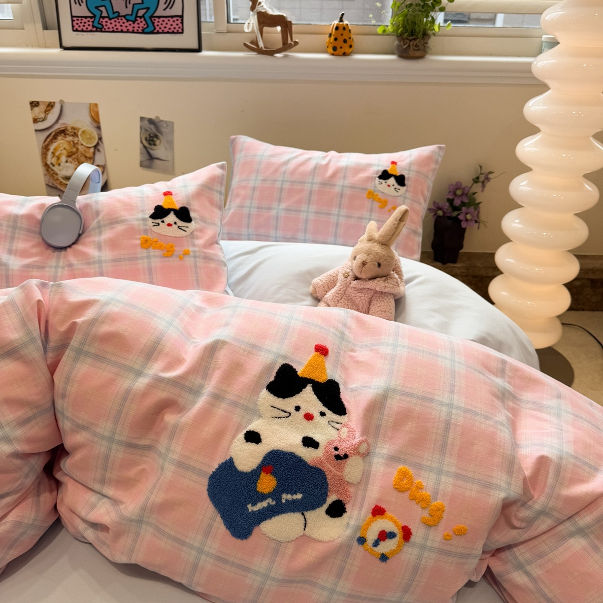 91家纺网 家纺一手货源 找家纺 觅糖家纺 2025新款全棉磨毛原创毛巾绣系列四件套 粉格子小猫