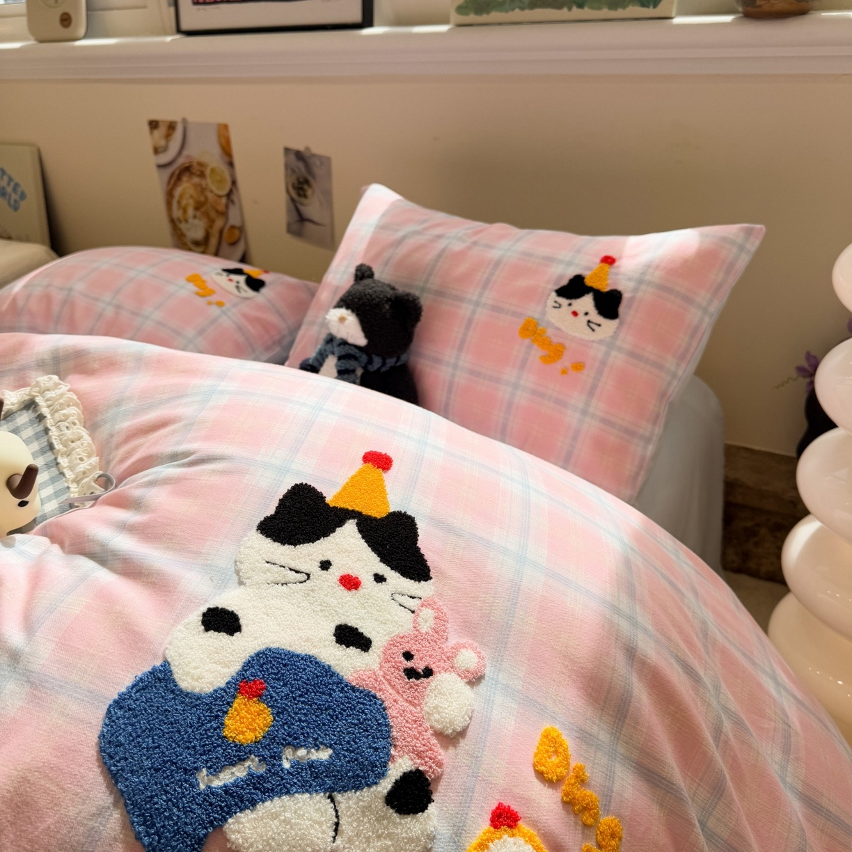 91家纺网 家纺一手货源 找家纺 觅糖家纺 2025新款全棉磨毛原创毛巾绣系列四件套 粉格子小猫