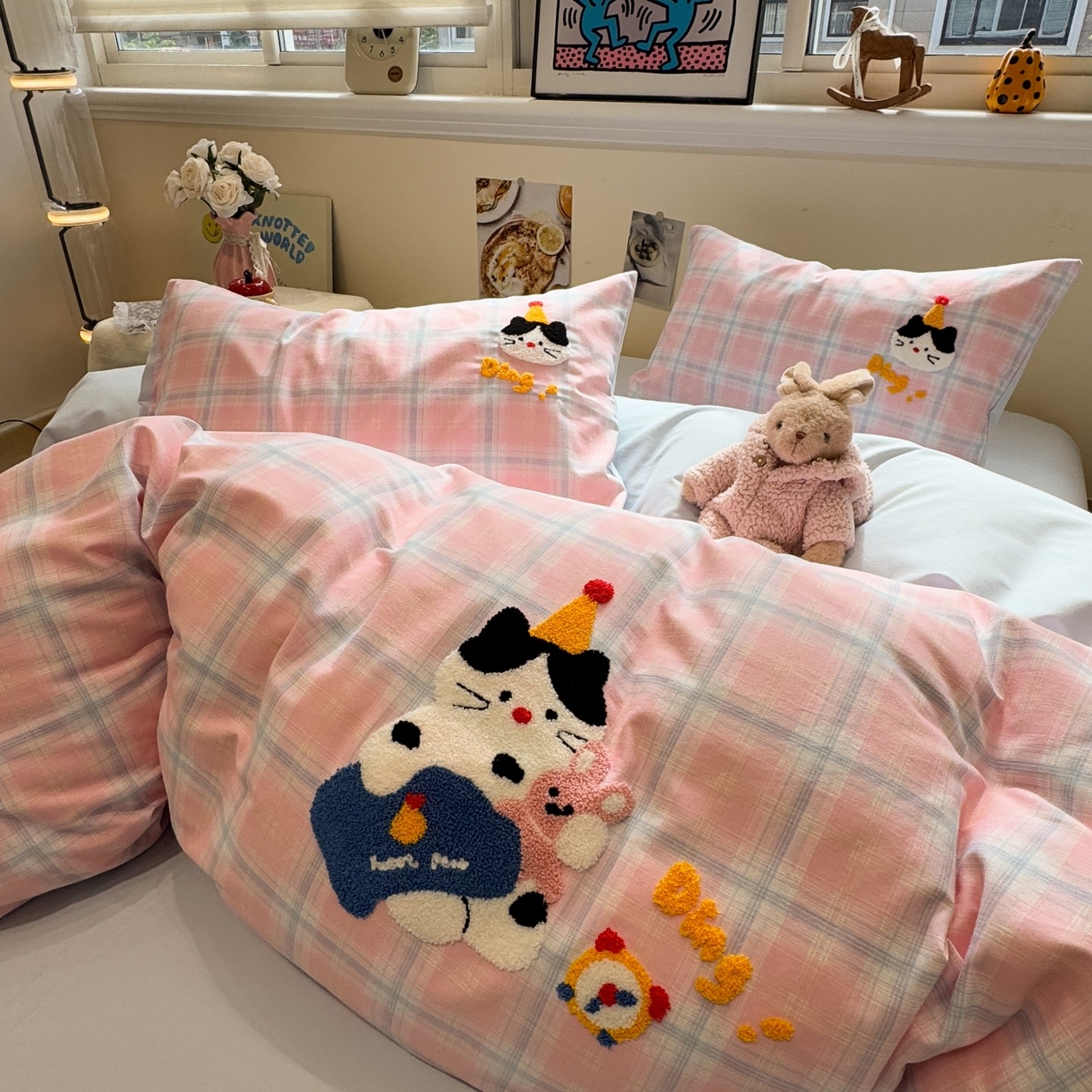 91家纺网 家纺一手货源 找家纺 觅糖家纺 2025新款全棉磨毛原创毛巾绣系列四件套 粉格子小猫