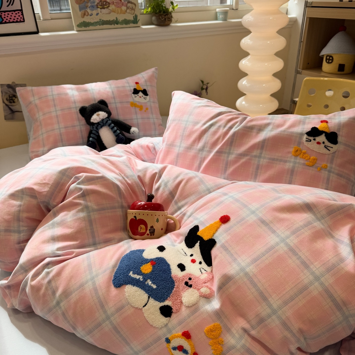 91家纺网 家纺一手货源 找家纺 觅糖家纺 2025新款全棉磨毛原创毛巾绣系列四件套 粉格子小猫