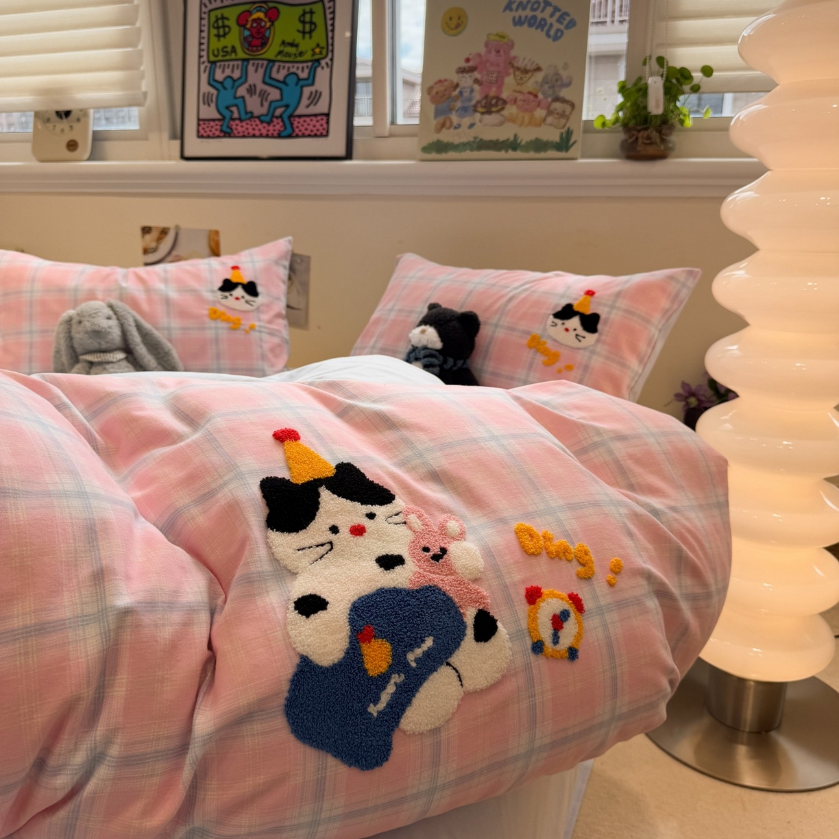 91家纺网 家纺一手货源 找家纺 觅糖家纺 2025新款全棉磨毛原创毛巾绣系列四件套 粉格子小猫