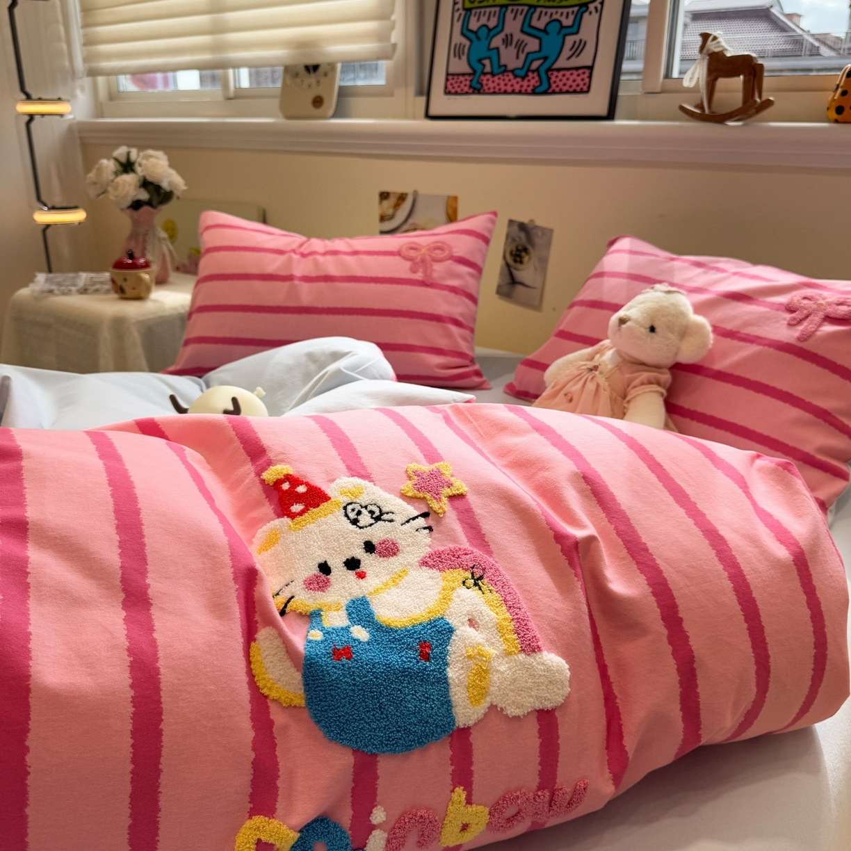 91家纺网 家纺一手货源 找家纺 觅糖家纺 2025新款全棉磨毛原创毛巾绣系列四件套 粉红小猫