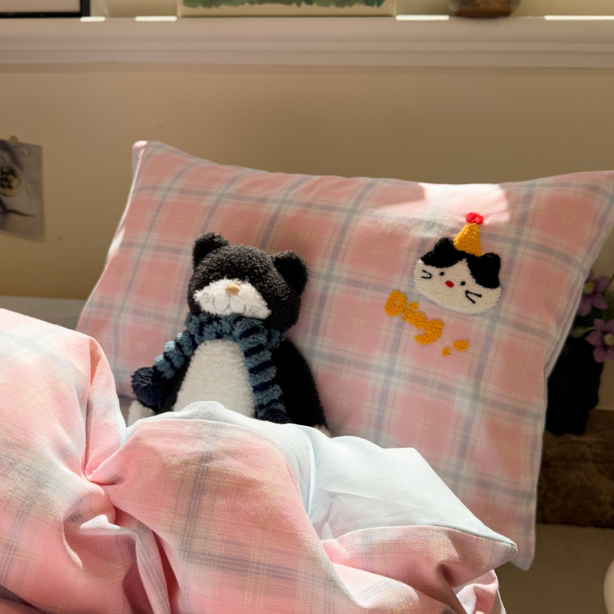 91家纺网 家纺一手货源 找家纺 觅糖家纺 2025新款全棉磨毛原创毛巾绣系列四件套 粉格子小猫