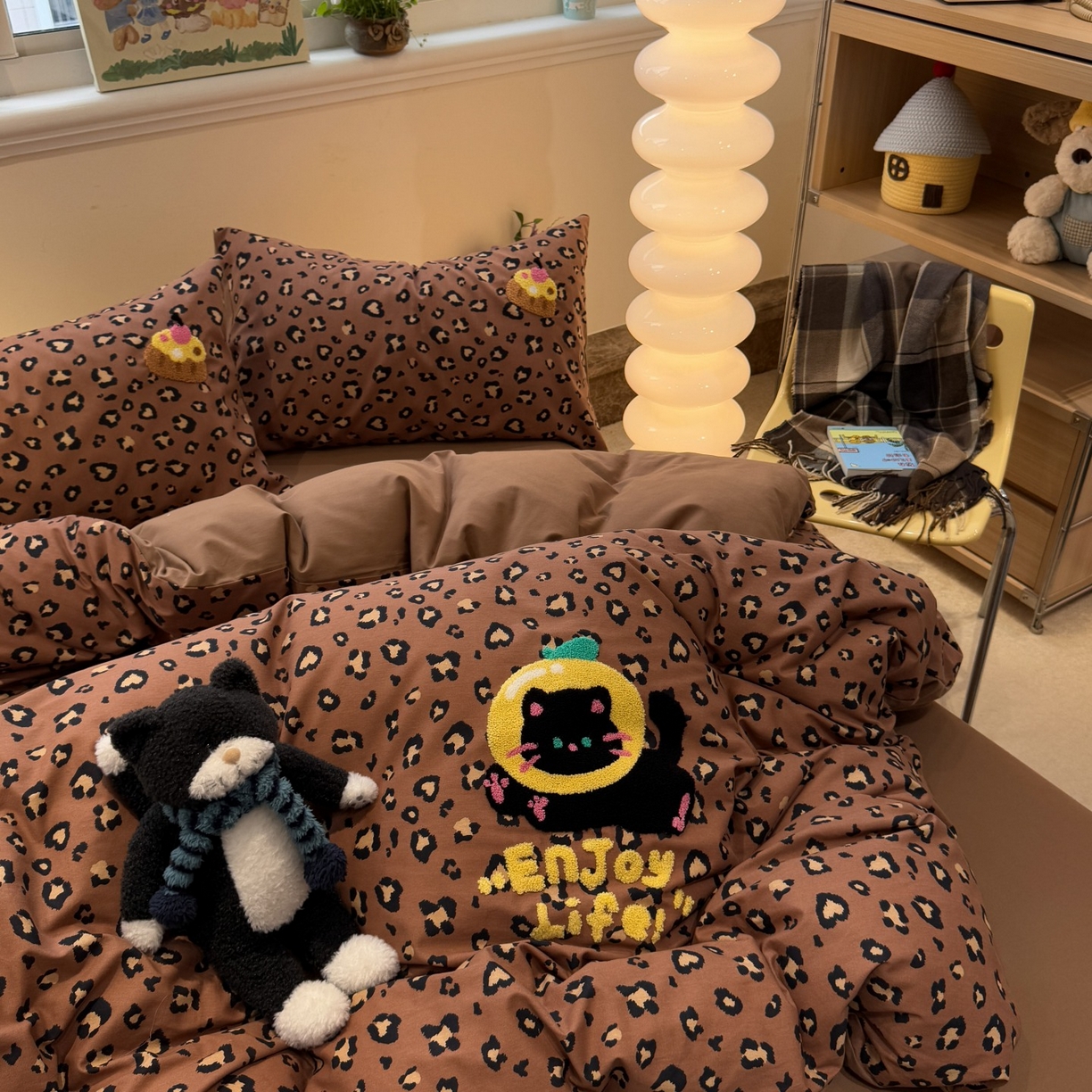 91家纺网 家纺一手货源 找家纺 觅糖家纺 2025新款全棉磨毛原创毛巾绣系列四件套 豹纹小猫