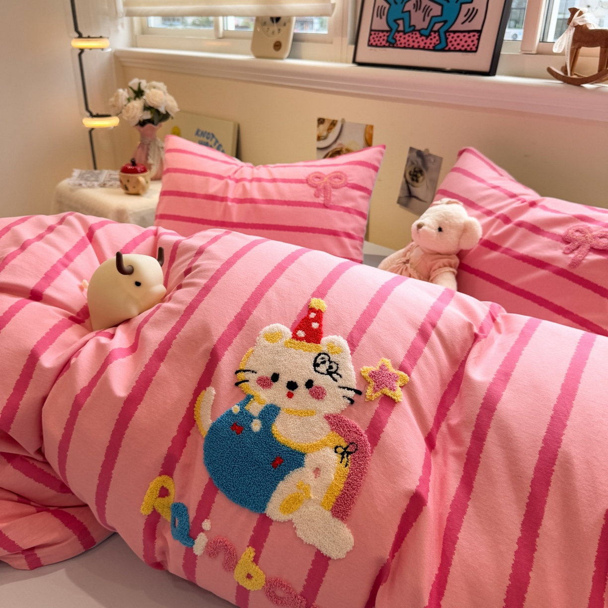 91家纺网 家纺一手货源 找家纺 觅糖家纺 2025新款全棉磨毛原创毛巾绣系列四件套 粉红小猫