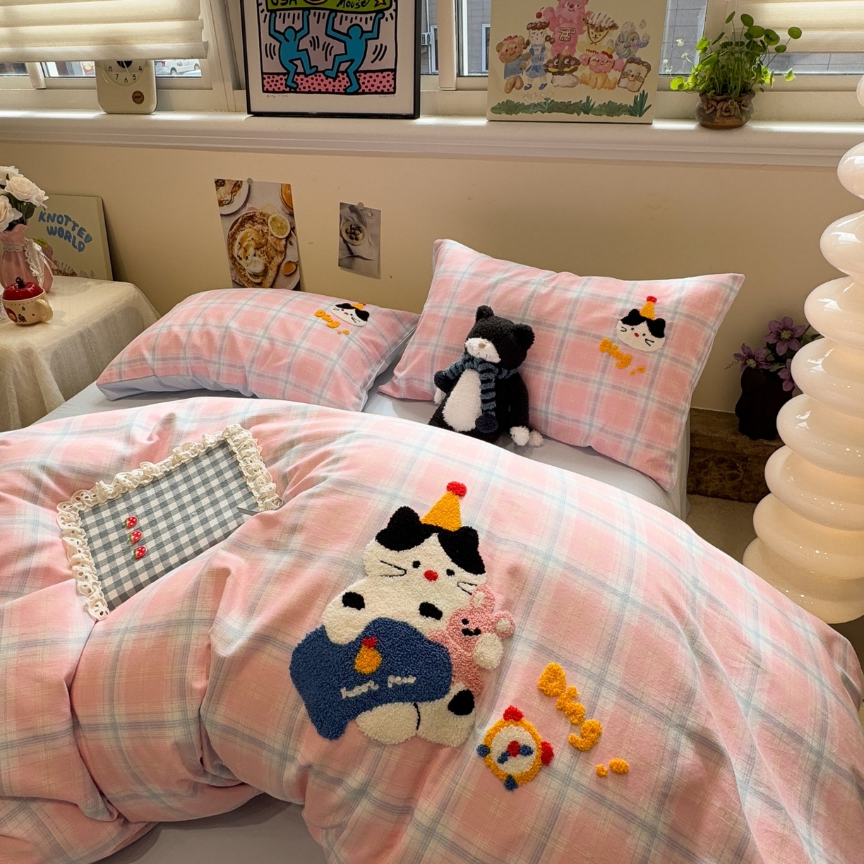 91家纺网 家纺一手货源 找家纺 觅糖家纺 2025新款全棉磨毛原创毛巾绣系列四件套 粉格子小猫