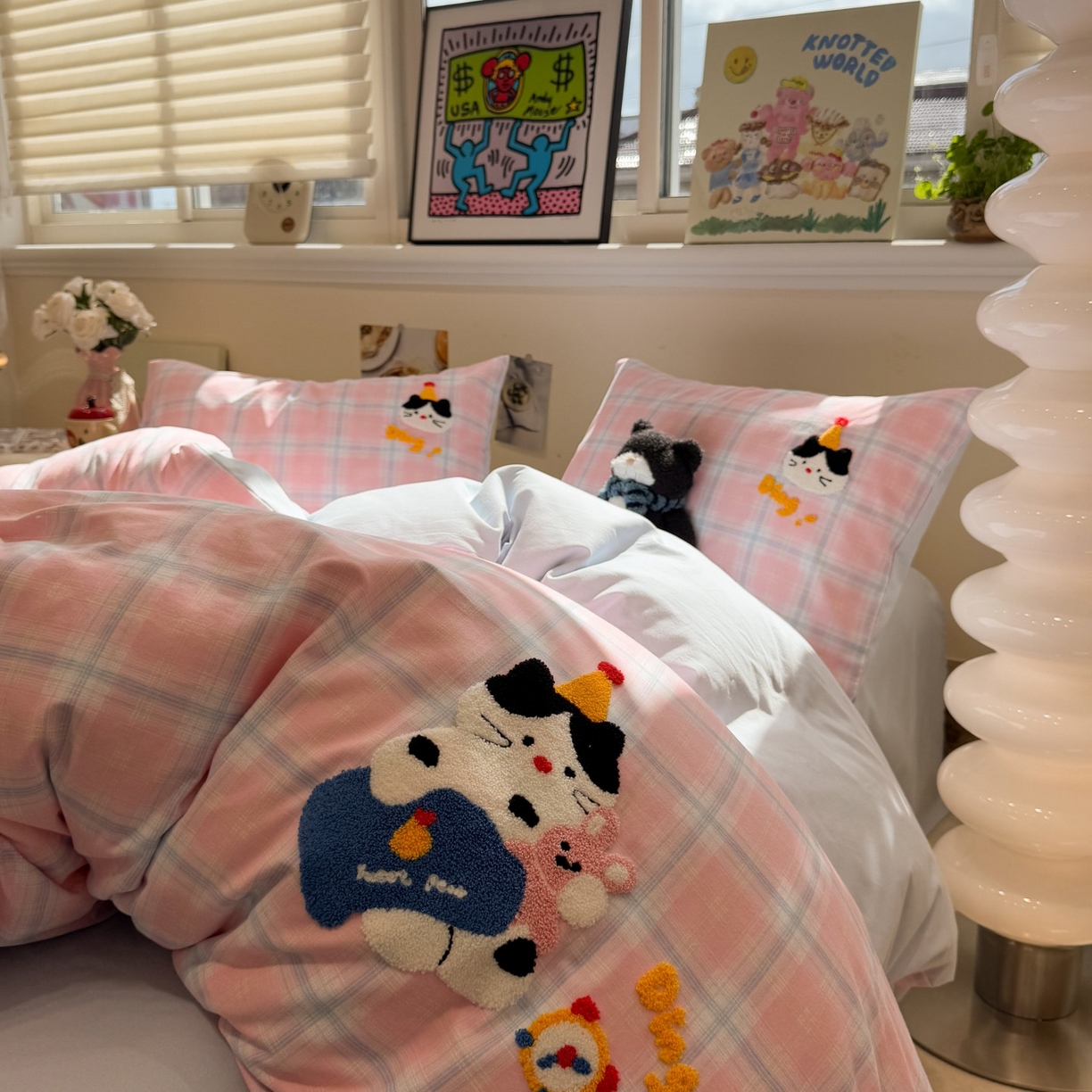 91家纺网 家纺一手货源 找家纺 觅糖家纺 2025新款全棉磨毛原创毛巾绣系列四件套 粉格子小猫