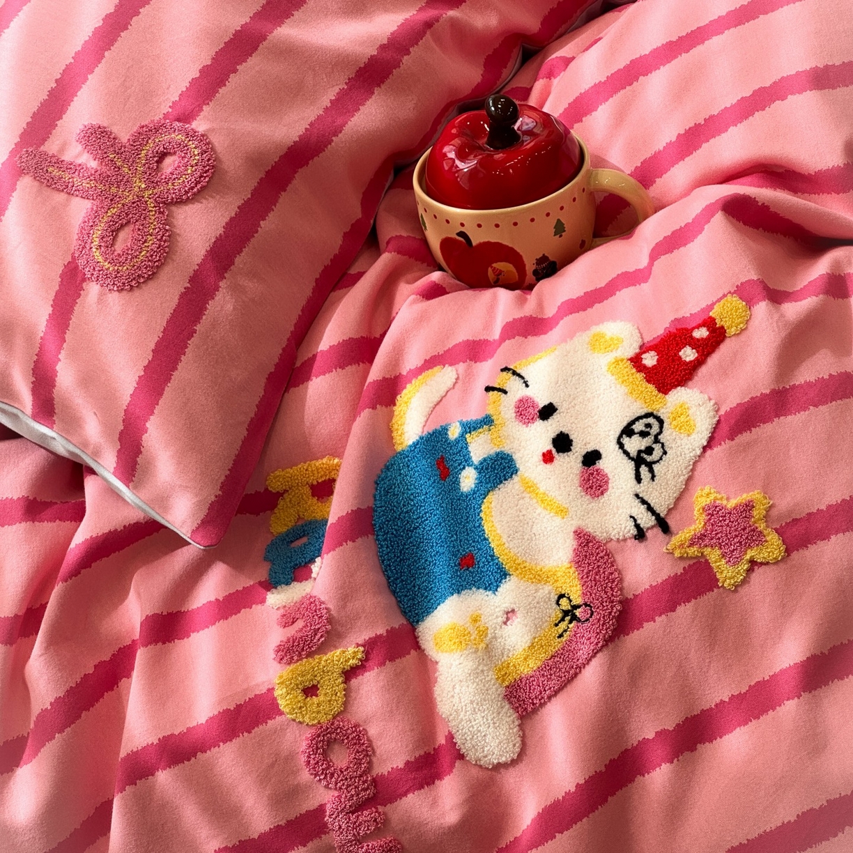 91家纺网 家纺一手货源 找家纺 觅糖家纺 2025新款全棉磨毛原创毛巾绣系列四件套 粉红小猫